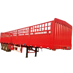 Semi-remorque pour marchandises en vrac avec piquets de clôture à 3 essieux